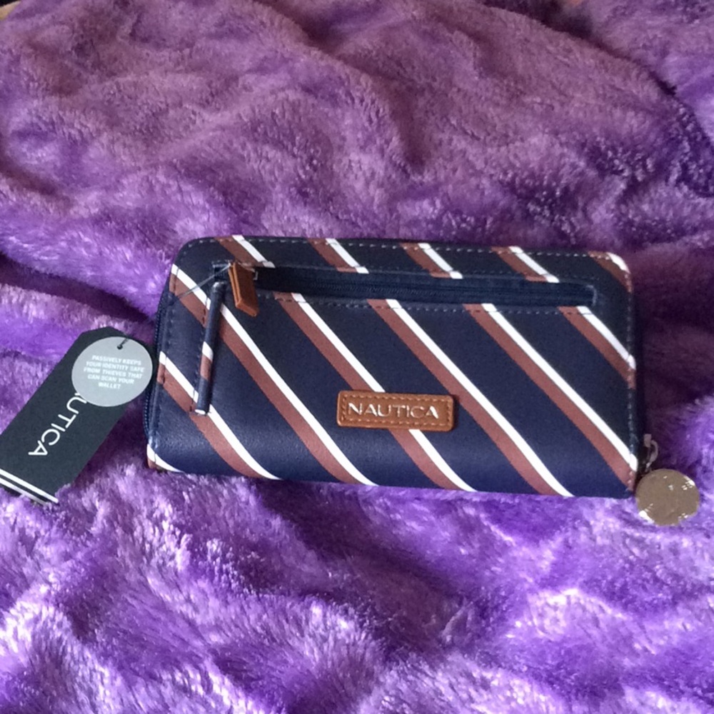 NWT Nautica Banyan Clutch Navy, Brown and White